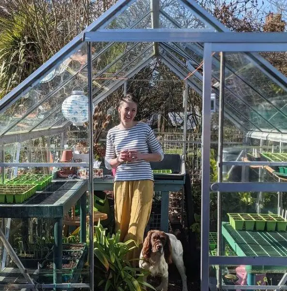 Greenhouse dog chicveg